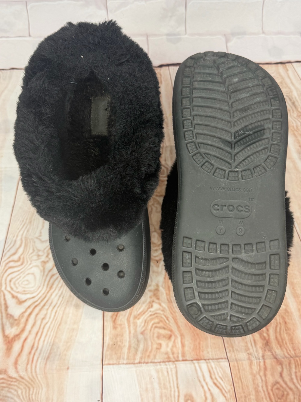 Crocs Black Faux Fur Slide Clogs Women’s Size 9 / Men’s Size 7 - Picture 5 of 8